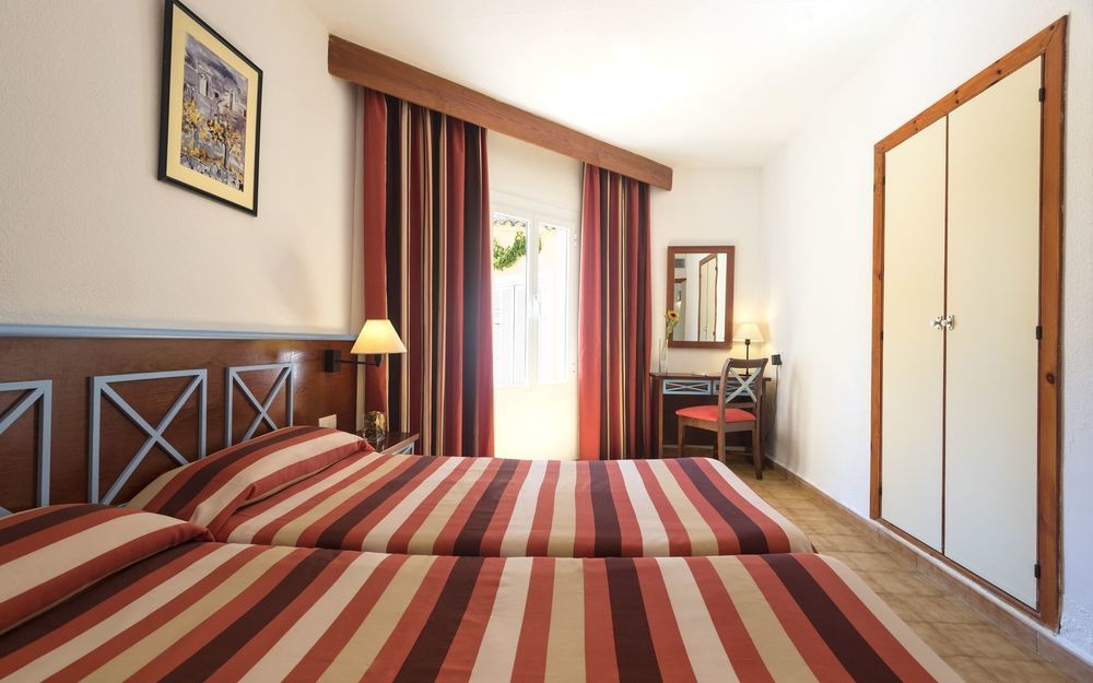 Marinda Garden Aparthotel Кала'н Бош Екстериор снимка