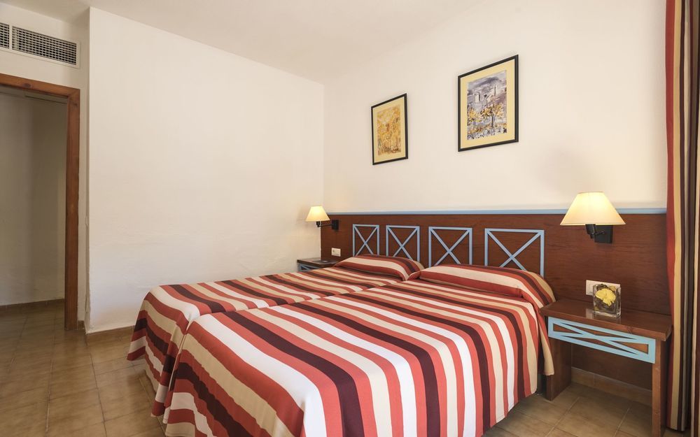 Marinda Garden Aparthotel Кала'н Бош Екстериор снимка